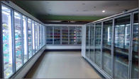 Caminhada comercial do supermercado da porta de vidro no refrigerador mais fresco da exposição do leite da bebida