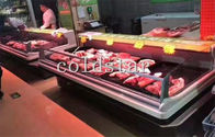 Refrigerador aberto da exposição da mostra nova da preservação da carne fresca do supermercado do projeto