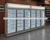 Três portas de vidro indicam o refrigerador e congeladores comerciais do congelador