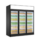 Uma bebida de vidro mais fria da porta do supermercado comercial do refrigerador da bebida bebe a mostra do refrigerador